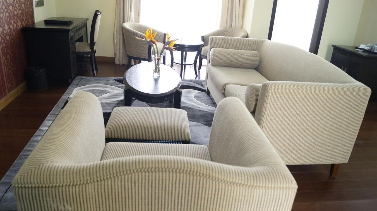 ניירי The White Rhino Hotel מראה חיצוני תמונה